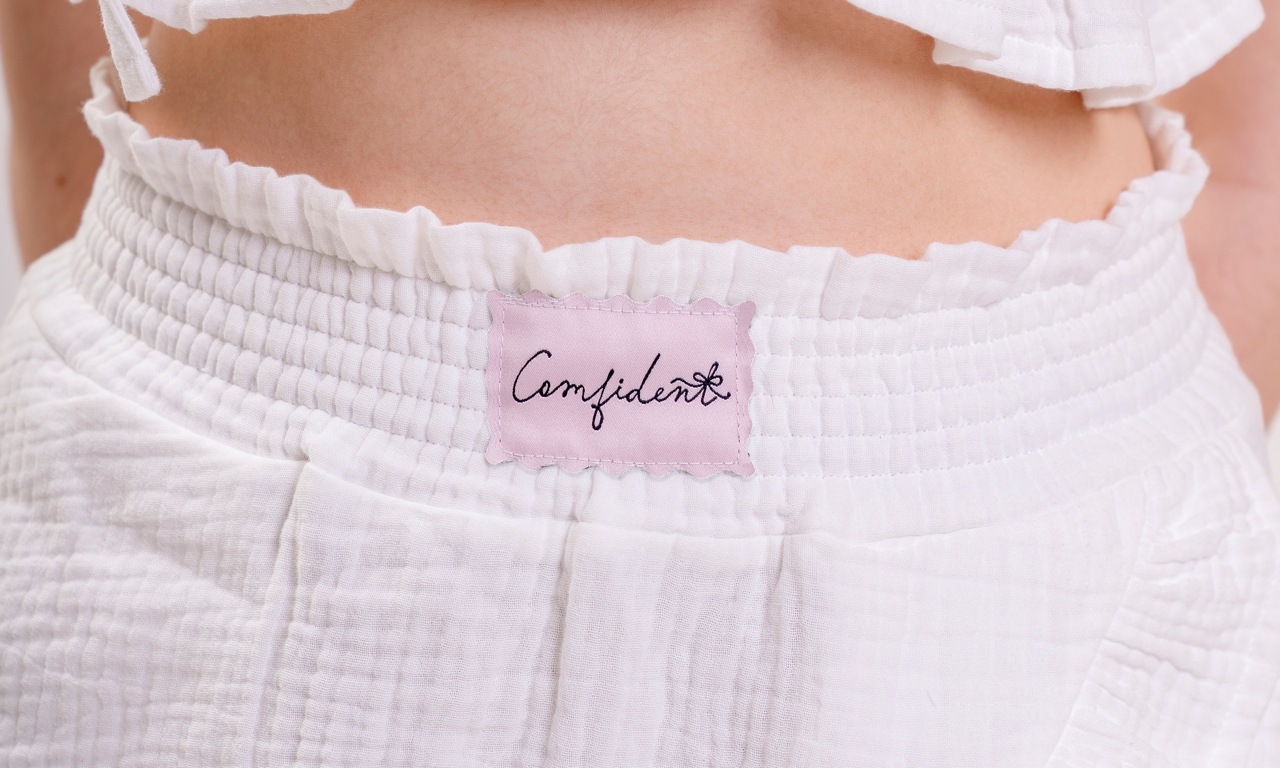 Luna šortky detail pasu a labelu Comfident Studio, bílé