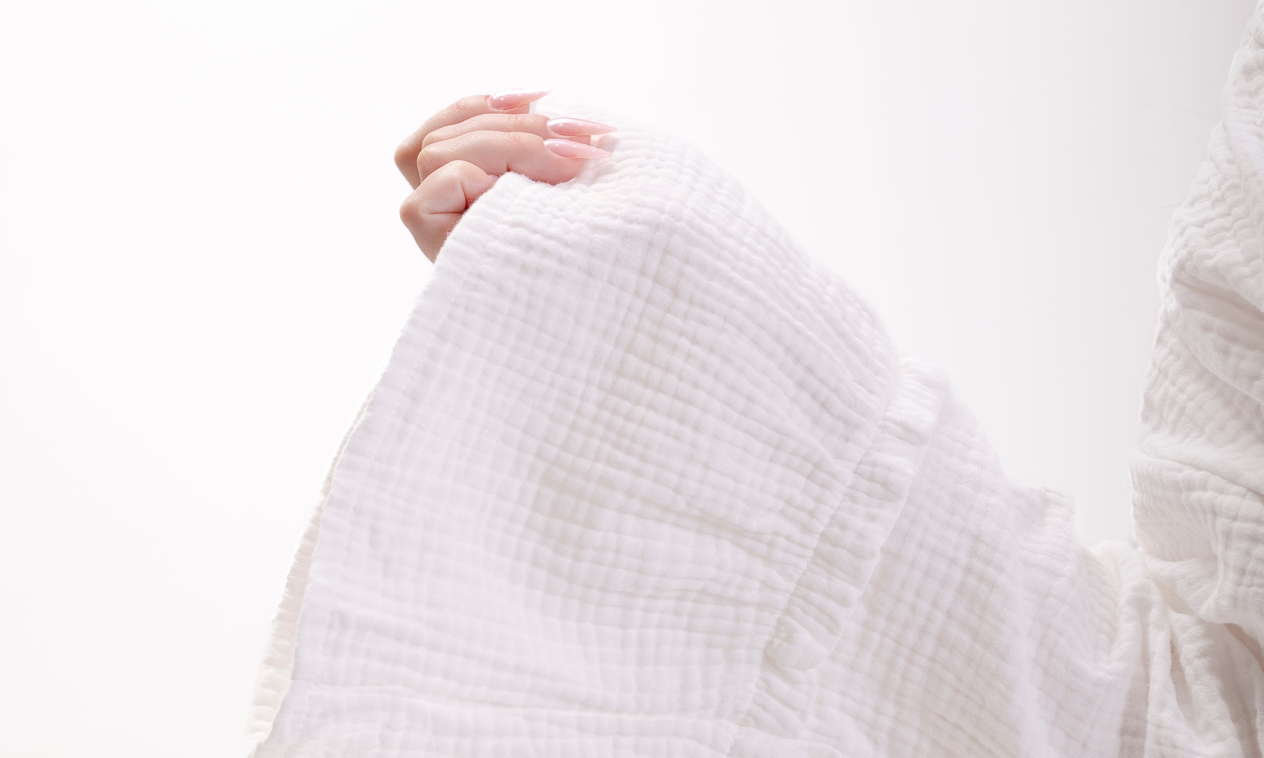 Detail rukávu mušelínového županu kimono Župánek Comfident Studio, bílý prodyšný mušelín s jemnou strukturou, světlé pozadí