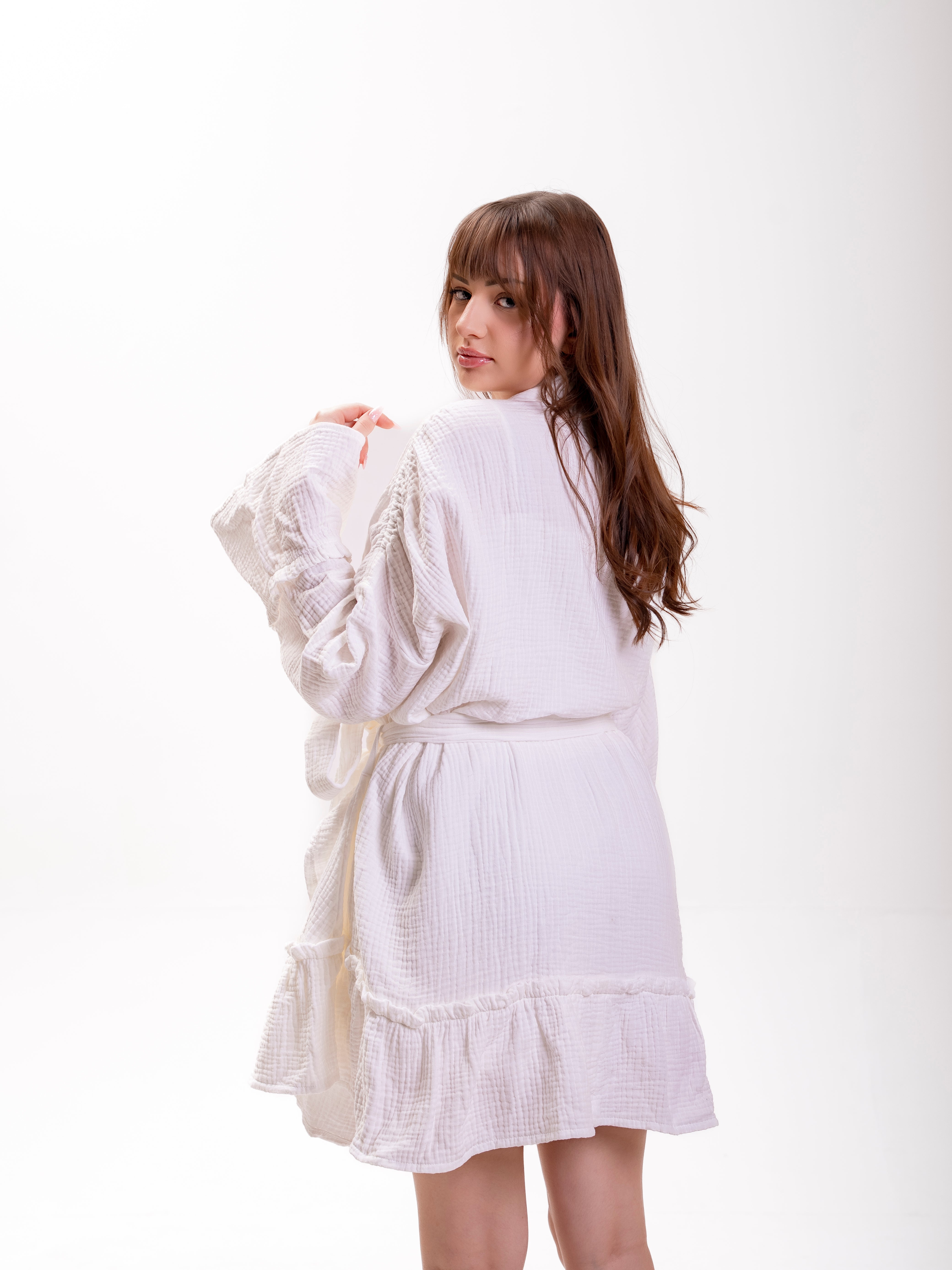 Župánek bílé dámské mušelínové kimono Comfident Studio, zadní pohled celá postava